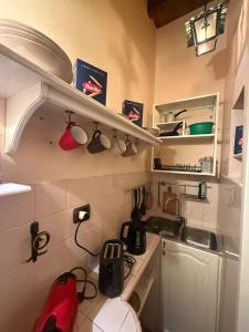 A kitchen or kitchenette at Piazza di Spagna Apartment
