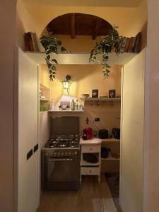 A kitchen or kitchenette at Piazza di Spagna Apartment