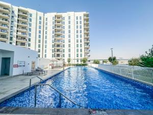 Sundlaugin á Yas Canal 2 Premium Apartment Near the Canal and F1 eða í nágrenninu