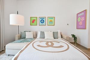 Rúm í herbergi á Yas Canal 2 Premium Apartment Near the Canal and F1