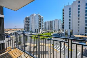 Svalir eða verönd á Yas Canal 2 Premium Apartment Near the Canal and F1