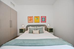 Rúm í herbergi á Yas Canal 2 Premium Apartment Near the Canal and F1