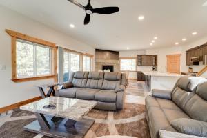 Χώρος καθιστικού στο 7 Mi to Lake Davis Family Outdoor Retreat with Deck