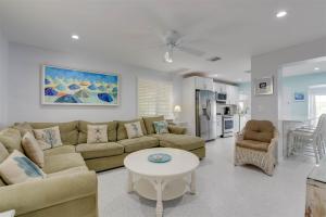 a living room with a couch and a table at Casa de Sueno in Summerland Key