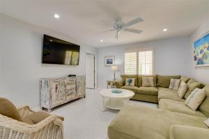 a living room with a couch and a table at Casa de Sueno in Summerland Key