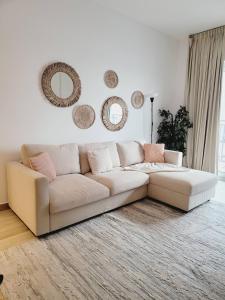 Posezení v ubytování Yas Canal 1 Luxury Apartment by the Canal Near F1 + 37 fotografií