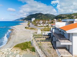 a view of the beach from a building at Casa vacanza Paradiso sul mare a Brolo in Brolo