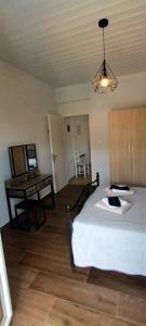 En eller flere senge i et værelse på Roula's Studios