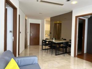 soggiorno e sala da pranzo con tavolo e sedie di Vortex suites KLCC Pavilion view a Kuala Lumpur