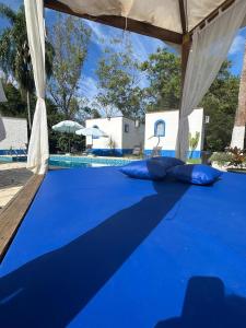 Chalézinho Santorini & Eventos内部或周边的泳池