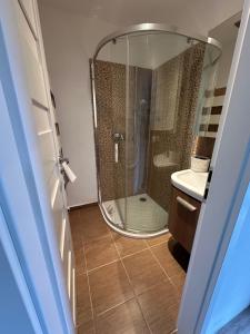 A bathroom at SKY one & two Még 35 kép