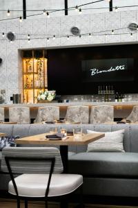 Area soggiorno di Rand Tower Hotel, Minneapolis, a Tribute Portfolio Hotel
