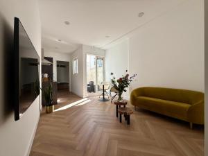 TV a/nebo společenská místnost v ubytování Sunshine Suites