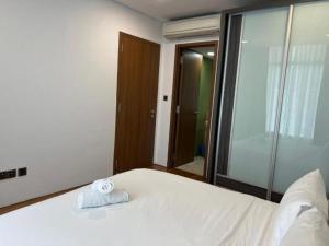 Letto o letti in una camera di Vortex suites KLCC Pavilion view