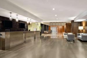 蒙特雷Wyndham Monterrey Ambassador Centro的大型大堂设有前台和客厅。 更多37张照片