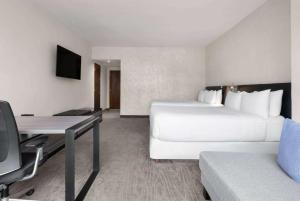 Wyndham Monterrey Ambassador Centro的电视和/或娱乐中心