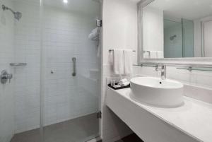 Wyndham Monterrey Ambassador Centro的一间浴室