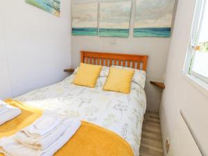 Gambar di galeri bagi Rosebud Flower Farm Caravan di Saint Hilary