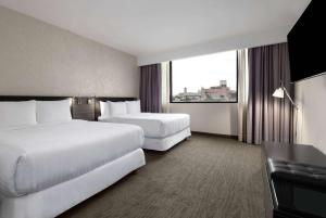 Wyndham Monterrey Ambassador Centro客房内的一张或多张床位