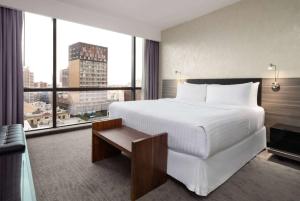 Wyndham Monterrey Ambassador Centro客房内的一张或多张床位