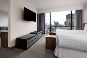 Wyndham Monterrey Ambassador Centro的电视和/或娱乐中心