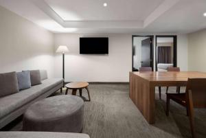 Wyndham Monterrey Ambassador Centro的电视和/或娱乐中心
