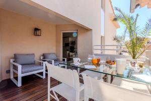 a dining room with a glass table and chairs at Hôtel Traverse Des Artistes in Cannes