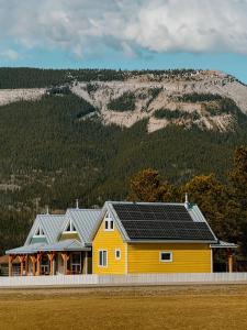 Φωτογραφία από το άλμπουμ του Baldy- Modern Tiny Home In Historic Nordegg σε Nordegg