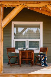 Φωτογραφία από το άλμπουμ του Baldy- Modern Tiny Home In Historic Nordegg σε Nordegg