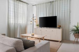 Televisyen dan/atau pusat hiburan di San Juan Home Steps Away From the Beach