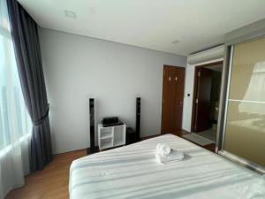 Letto o letti in una camera di Vortex suites KLCC Pavilion view