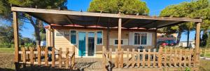 Casa FrancianaSTELLA MARINA campling的一座带屋顶的小木房子