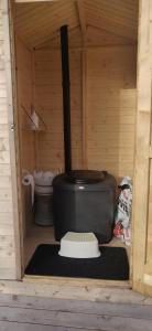 Una estufa de leña en una habitación de madera con inodoro. en Villa Kotipelto, en Sievi 59 fotos más