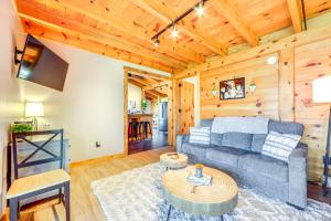 Imagen de la galería de Canoe, Grill and Relax Bos Hideaway on Leland Pond, en Hamilton