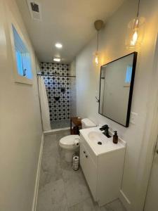 Ένα μπάνιο στο Martin Mill, Santa Fe Inspired Bungalow, 5 minutes to downtown +15 φωτογραφίες