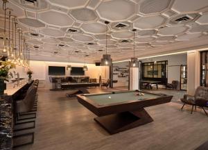 埃因霍温公园广场酒店&度假村的台球室,内设台球桌