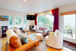 Khu vực ghế ngồi tại Stunning Ocean View Getaway- Private and Serene