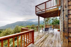 Cảnh núi rừng hoặc tầm nhìn ra núi từ nhà nghỉ dưỡng