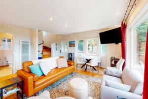 Khu vực ghế ngồi tại Stunning Ocean View Getaway- Private and Serene +16 ảnh