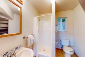 Phòng tắm tại Stunning Ocean View Getaway- Private and Serene