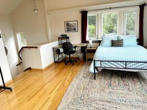 Giường trong phòng chung tại Stunning Ocean View Getaway- Private and Serene