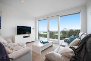 CollaroySpacious Oceanview Escape with Pool and Cabana的有两张沙发和一台电视的客厅