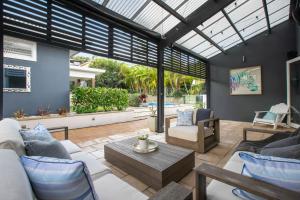 Spacious Oceanview Escape with Pool and Cabana的休息区