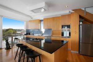 Spacious Oceanview Escape with Pool and Cabana的厨房或小厨房