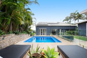 Spacious Oceanview Escape with Pool and Cabana内部或周边的泳池