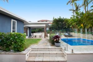 Spacious Oceanview Escape with Pool and Cabana内部或周边的泳池