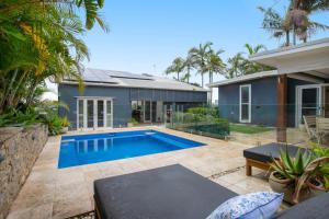 CollaroySpacious Oceanview Escape with Pool and Cabana的房子后院的游泳池