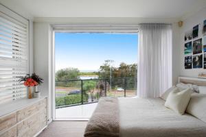 Spacious Oceanview Escape with Pool and Cabana客房内的一张或多张床位