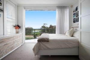 Spacious Oceanview Escape with Pool and Cabana客房内的一张或多张床位
