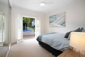 CollaroySpacious Oceanview Escape with Pool and Cabana的一间卧室配有一张床,享有游泳池的景色 更多32张照片